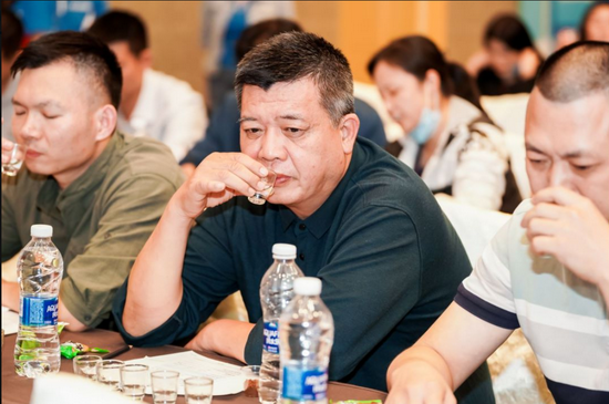 白酒價(jià)格參考表_江小白酒的價(jià)格_白酒酒價(jià)