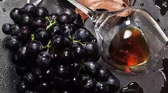 葡萄酒披著酸性的外衣，卻有一顆堿性的心