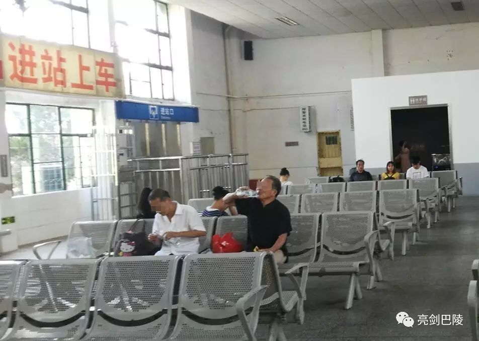 白酒上火車_白酒帶上火車需要單獨(dú)拿出來嗎_火車讓帶白酒上車嗎?