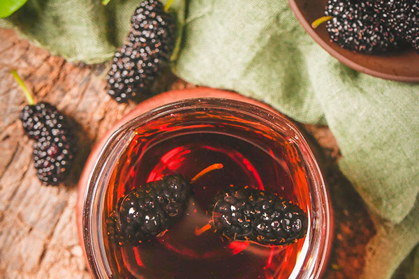 泡酒功效桑葚有什么用_泡酒功效桑葚有什么作用_桑葚泡酒有何功效