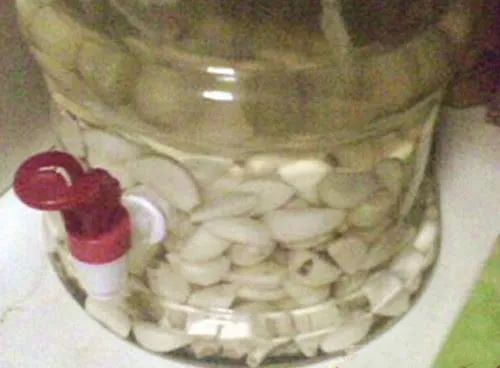 白酒泡大蒜有什么功效和作用_大蒜泡白酒能治什么病怎么復(fù)用_大蒜泡白酒有何功效