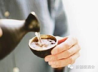 茅臺(tái)鎮(zhèn)能喝嗎_茅臺(tái)喝當(dāng)?shù)劓?zhèn)酒人多嗎_茅臺(tái)鎮(zhèn)當(dāng)?shù)厝撕仁裁淳?/></p>
<p>醬香型白酒屬于白酒中“慢工出細(xì)活”的“慢工”制品。正宗大曲醬香酒在釀造過程中，要經(jīng)過“9次蒸煮、8次發(fā)酵和7次取酒”。一瓶傳統(tǒng)工藝的醬香型白酒從原料進(jìn)廠到產(chǎn)品出廠，至少要經(jīng)過三到五年。不易上頭的醬香酒正日益成為飲酒人的健康追求，而市場的訴求也促使越來越多的酒廠投身于醬香酒的研發(fā)。那么什么才是正宗的醬香酒？</p>
<p>（一）從色澤和外觀看，醬香型白酒的酒體應(yīng)該是微黃或無色透明的，清澈透亮，無懸浮物，無沉淀。倒進(jìn)透明玻璃酒杯中時(shí)，產(chǎn)生酒珠越大越多且消失得慢的酒質(zhì)越好。酒珠消失得慢，說明酒濃度高，存放時(shí)間長，喝時(shí)味道醇香，醬香濃郁。這是因?yàn)榫浦幸掖寂c水反應(yīng)成酯，酒存放時(shí)間越長，酒也就越香。輕輕搖一搖，酒淚掛杯時(shí)間長為佳。</p>
<p>（二）有些造假者會(huì)在酒中摻黃色，可通過加入人工色素來辨別。經(jīng)過太陽的暴曬，摻黃色素的酒體顏色會(huì)變淡，且放置室內(nèi)后不能恢復(fù)原狀。</p>
<p>（三）聞香也是辨別真假醬香酒的辦法之一。取一滴酒置于手心中，然后使兩手心接觸摩擦稍許，酒生熱后發(fā)出的氣味清香，則為上等酒；若氣味發(fā)甜，則為中等酒；若氣味臭苦，必為劣酒無疑。</p>
<p>（四）最后是品嘗。喝一小口入嘴，體會(huì)酒體是否豐滿，滋味是否協(xié)調(diào)，回味是否醇凈悠長，再慢慢吞下，然后閉嘴讓酒味經(jīng)鼻腔慢慢從鼻子出來，好酒你會(huì)感受到非常濃郁香醇的味道。另外，醬香酒講究空杯留香，即喝完杯中酒后空杯放置較長時(shí)間還有香味。</p>
<p>（五）除此外，還可以做個(gè)物理試驗(yàn)。取食用油一滴，置于酒中，若發(fā)現(xiàn)油在酒中不規(guī)則擴(kuò)散，下沉速度變化明顯，則為劣質(zhì)酒；若發(fā)現(xiàn)油在酒中懸浮形成一圓滴，擴(kuò)散非常緩慢，則為優(yōu)質(zhì)酒無疑。返回搜狐，查看更多</p>        </div>
        <div   id="0uq0uqk"   class="tip error ">
          <p>聲明：本站所有文章資源內(nèi)容，如無特殊說明或標(biāo)注，均為采集網(wǎng)絡(luò)資源。如若本站內(nèi)容侵犯了原著者的合法權(quán)益，可聯(lián)系本站刪除。</p>
        </div>
        <div   id="24g4key"   class="article-tags"> <a href="/tag/maotaizhendangdirenheshimejiu.html" target=