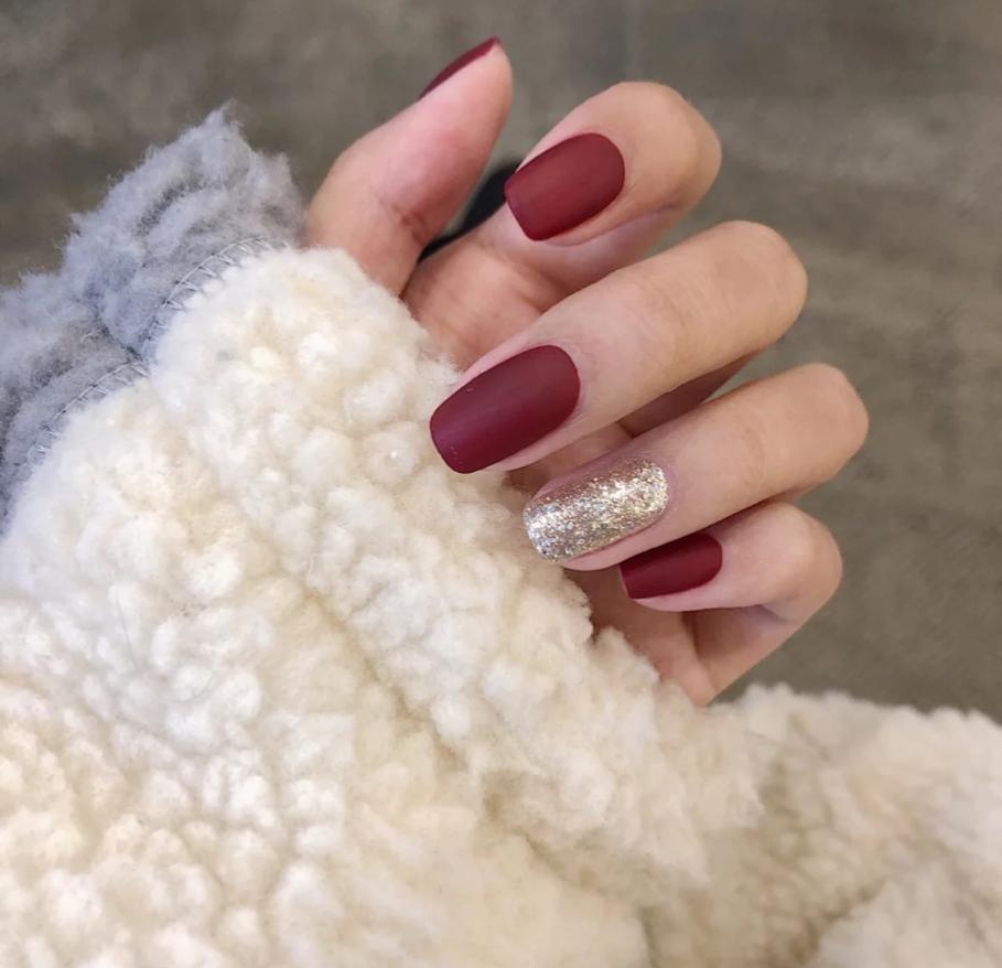 美甲酒紅色怎么調(diào)出來的_酒紅色美甲款式_美甲酒紅色