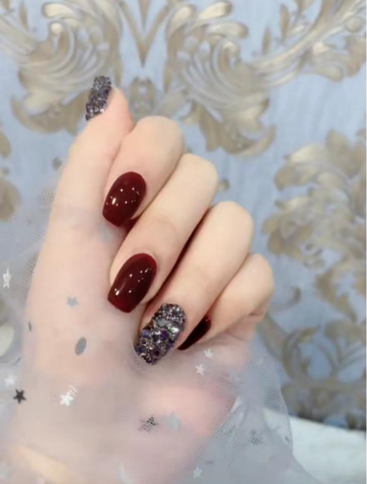 酒紅色美甲款式_美甲酒紅色_美甲酒紅色怎么調(diào)出來的