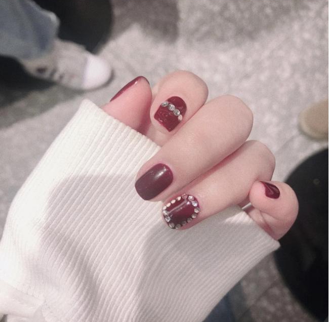 美甲酒紅色_酒紅色美甲款式_美甲酒紅色怎么調(diào)出來的