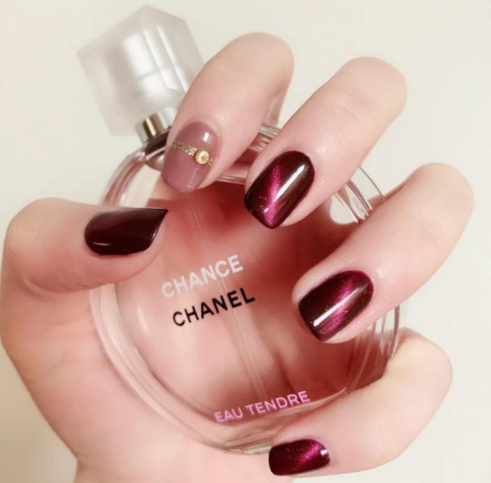 美甲酒紅色_酒紅色美甲款式_美甲酒紅色怎么調(diào)出來的