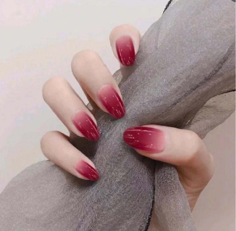 美甲酒紅色_酒紅色美甲款式_美甲酒紅色怎么調(diào)出來的