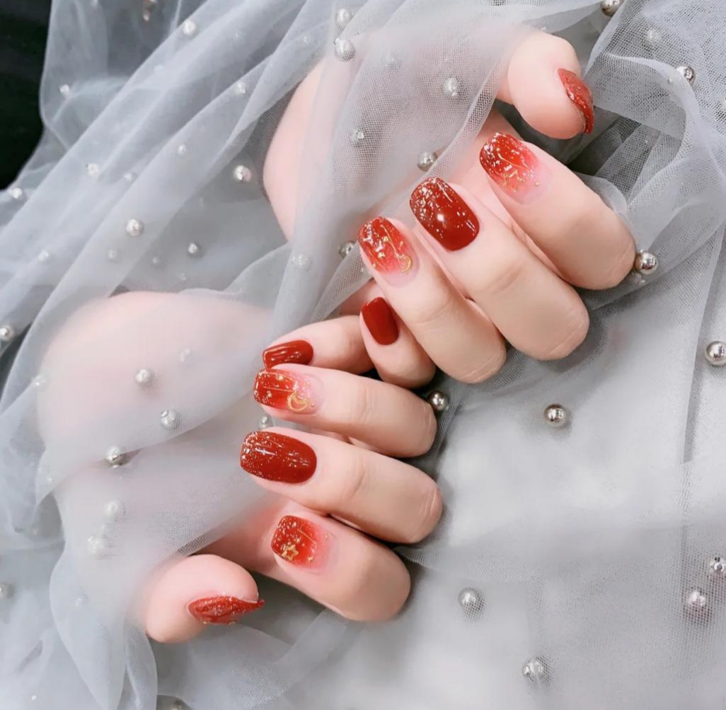 美甲酒紅色怎么調(diào)出來的_酒紅色美甲款式_美甲酒紅色